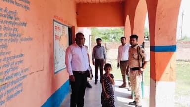 सासाराम: सासाराम सदर एसडीएम आशुतोष रंजन के द्वारा सासाराम प्रखंड के कई बूथों का किया गया औचक निरीक्षण