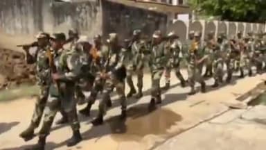 फागी: फागी उपखंड क्षेत्र के आधा दर्जन गांवों में पुलिस और बीएसएफ के जवानों ने संयुक्त रूप से फ्लैग मार्च निकाला