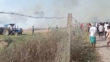 जगदीशपुर: बरनाव गांव के बधार में आग लगने से हजारों की संपत्ति का हुआ नुकसान