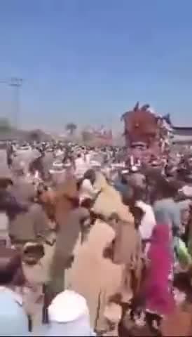 पाकिस्तान मेअगर गलती से भीअफवाह उड़ जाए कि किसी ट्रक मेआटा आ रहा है तो वहां उसे लूटने के लिए लोगों की भीड़ लग जाती हैजिसमें महिलाएं भी होती हैअब तक आठ लोग मर चुके है