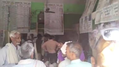 सवायजपुर: आर्यावर्त बैंक पाली में 3 दिन से लेनदेन न होने से ग्राहक परेशान, दम घोंटू माहौल में पूरा दिन लाइन में लगते ग्राहक