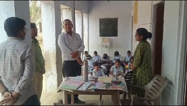 रामगढ़ पचवारा: रामगढ़ पचवारा ब्लॉक शिक्षा अधिकारी ने पीपली पातलवास में विद्यालय का किया अवलोकन
