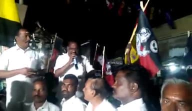 விருத்தாசலம்: தேமுதிக வேட்பாளருக்கு முரசு சின்னத்தில் வாக்கு கேட்டு அதிமுக எம்எல்ஏ அருண் மொழித்தேவன் தலைமையில் மங்களம்பேட்டை சுற்று வட்ட பகுதியில் வாக்கு சேகரிப்பு