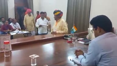 मंगलवार को सीपी जोशी ने विधायक आक्या और धाकड़ के साथ जिला निर्वाचन अधिकारी को किया लोकसभा चित्तौड़गढ़ हेतु नामांकन पेश।