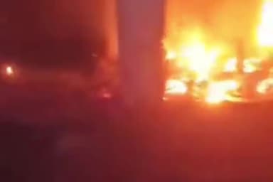 गाज़ियाबाद: साहिबाबाद थाना क्षेत्र स्थित फोर्ड कार के शो रूम में लगी भीषण आग, कड़ी मशक्कत के बाद आग पर पाया गया काबू