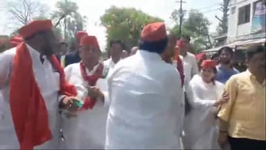 कोल: कलेक्ट्रेट में दल बल के साथ नामांकन दाखिल करने पहुंचे इंडिया गठबंधन प्रत्याशी बिजेंद्र सिंह, पुलिस से नोकझोंक