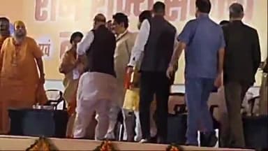 गाज़ियाबाद: रक्षा मंत्री राजनाथ सिंह पहुंचे घंटाघर रामलीला मैदान, जनसभा को किया संबोधित