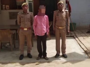 बदायूं: कुंवरगांव थाना पुलिस ने एक वांछित वारंटी को गिरफ्तार कर न्यायालय के समक्ष किया पेश