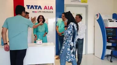 आज जन्मदिन के अवसर पर ऑफिस में केक काटकर सभी ने मुझे जन्मदिन की बधाई दी। सादर आभार