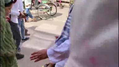 टीका लगाने के होड़ में विश्वनाथ मंदिर मार्ग पर भिड़े दो व्यक्ति, 5 मिनट तक बीच रोड पर चला बवाल