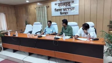 शिवहर: मतदान केंद्रों को लेकर शिवहर समहारणालय स्थित संवादकक्ष में की गई समीक्षा।