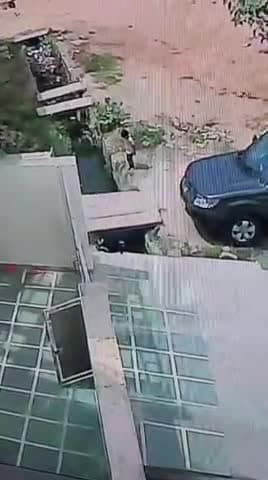 झांसी : घर के बाहर खेलते समय नाले में गिरा बच्चा, वीडियो वायरल, ऐसे बची बच्चों की जान