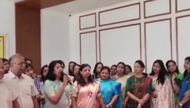 धनबाद/केंदुआडीह: धनबाद क्लब में आनंद मंगल के तत्वाधान में साक्षरता कार्यक्रम के निमित जरूरतमंद युवतियों के बीच शिक्षण सामग्री वितरण