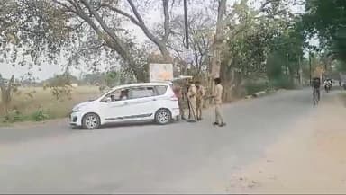 भदोही: पाली चौकी अंतर्गत पुलिस ने चलाया चेकिंग अभियान, बाइक व कार की पुलिस ने ली तलाशी।