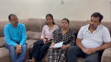 झाँसी : SCST में फसाने की धमकी से परेशान होकर पीड़ित परिवार ने मकान बिकाऊ के लगाए पोस्टर