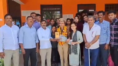 झाँसी : दलित परिवार की बेटी दरोगा बन पहुंची अपने गांव तो गांव वालों ने ढोल नगाड़े के साथ किया स्वागत