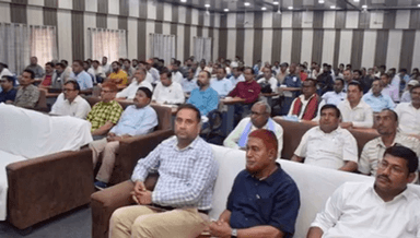 सिंगरौली: बुजुर्ग, दिव्यांग मतदाताओं को घर बैठे मतदान दिलाने से संबंधित प्रशिक्षण का कलेक्टर ने किया निरीक्षण, हर्षो उल्लास की तरह बुजुर्ग मतदाताओं का कराये मतदान