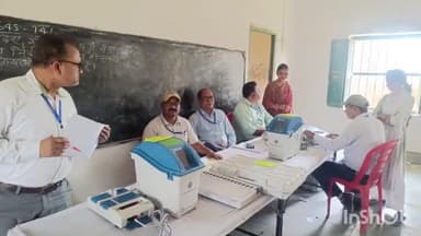 शिवहर: शहर के नवाब हाई स्कूल में विभिन्न विभाग के कर्मियों को ईवीएम से संबंधित दिया गया प्रशिक्षण