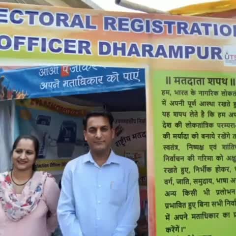 मंडप: चुनाव आयोग की ओर से धर्मपुर मेले में लगाया गया स्टाल मतदाताओं विशेषकर युवाओं को वोट के महत्व की दी जा रही है जानकारी