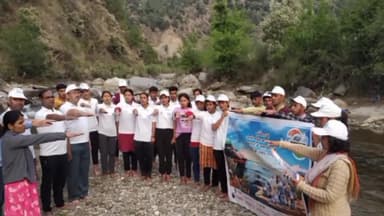 थलीसैंण: थलीसैण की नयार नदी में गंगा आरती के साथ गंगा की स्वच्छता की ली गई शपथ