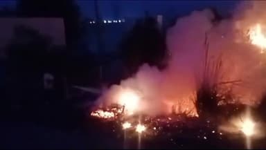 करछना: बादल गंज रिलायंस पेट्रोल पंप के पास झाड़ियों में अज्ञात कारणों से लगी भीषण आग, फायर ब्रिगेड ने आग पर पाया काबू