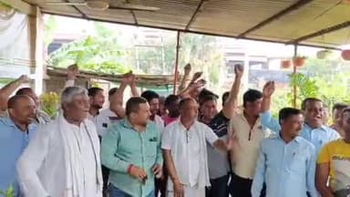 डुमरा: पुनौरा में यातायात पुलिस की कार्रवाई के खिलाफ बालू सीमेंट कारोबारियों ने किया हंगामा, अवैध वसूली का लगाया आरोप