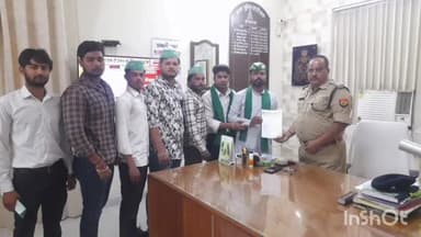 हाथरस: भारतीय किसान यूनियन संघर्ष के कार्यकर्ताओं ने यूपी के सीएम को अपशब्द कहने को लेकर पुलिस लाइन में एएसपी को दिया ज्ञापन