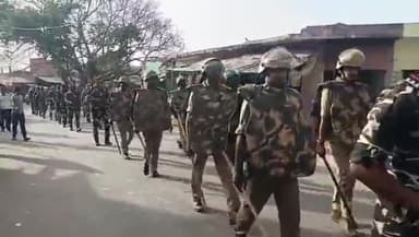 सवायजपुर: नायब तहसीलदार ने अर्ध सैनिक बल और पुलिस के साथ अरवल क्षेत्र के गांवों में किया फ्लैग मार्च