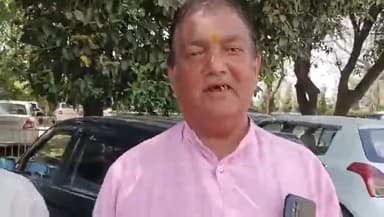 गोरखपुर: पुरानी पेंशन बहाली को घोषणा पत्र में शामिल करें सरकार, कर्मचारियों ने पुरानी कलेक्ट्रेट दफ्तर में उठाई आवाज