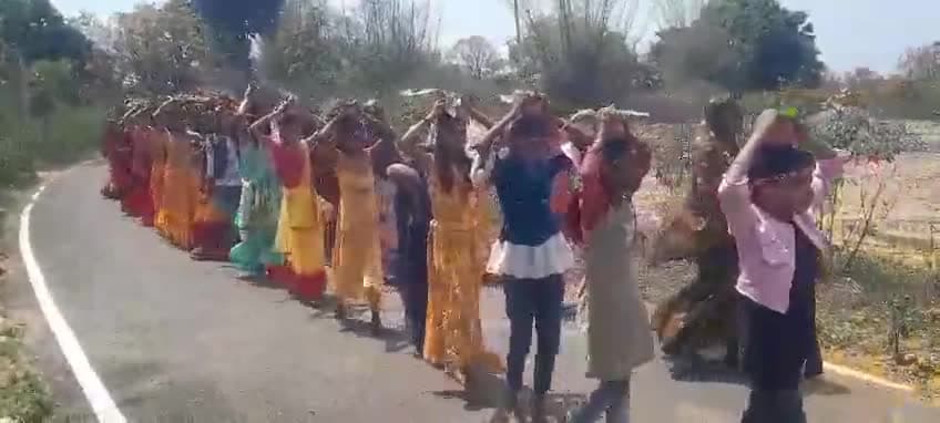 कटोरिया: #विश्वकर्मा नगर में निकाली गई #कलश यात्रा #अष्टयाम के लिए नूनू बांध से जल भर के ले गए काली मंडलो जहां # रामधुनी शुरू हुआ