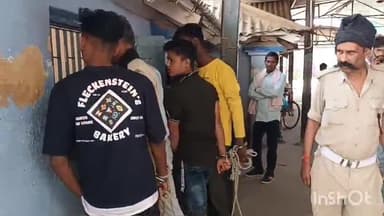 नवादा: नवादा उत्पाद विभाग की टीम ने जिले के अलग-अलग स्थान पर छापेमारी कर महुआ शराब के साथ पांच शराब कारोबारी को किया गिरफ्तार।