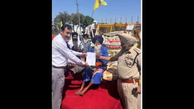 ਐਸਏਐਸ ਨਗਰ ਮੁਹਾਲੀ: ਵਾਈਪੀਐਸ ਚੌਂਕ ਤੇ ਕੌਮੀ ਇਨਸਾਫ ਮੋਰਚਾ ਵਿਖੇ ਬਾਪੂ ਲਾਭ ਸਿੰਘ ਦਾ ਡੀਐਸਪੀ ਹਰਸਿਮਰਨ ਬਲ ਵੱਲੋਂ ਜੂਸ ਪਲਾ ਕੇ ਮਰਨ ਵਰਤ ਖਤਮ ਕੀਤਾ।