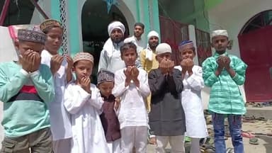 प्रयागराज: शहर के विभिन्न मस्जिदों में सकुशल संपन्न हुई अलविदा जुमा की नमाज़ ,देश में अमन- चैन के लिए मांगी गई दुआ