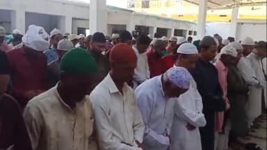 सासाराम: रमजान के अंतिम जुम्मे के दिन सासाराम के विभिन्न मस्जिदों में उमड़ी रोजेदारों की भीड़, अमन चैन की मांगी गई दुआ