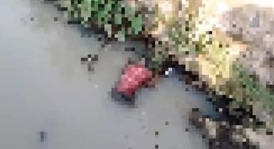 धनबाद/केंदुआडीह: धनबाद थाना क्षेत्र के हाउसिंग कॉलोनी के नाले में मिला अधेड़ व्यक्ति का शव मौके पर पहुंची पुलिस।