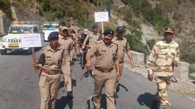 कंडीसौड़: लोकसभा निर्वाचन को शांतिपूर्वक संपन्न कराने लिए चिन्यालीसौड़ पीपलमंडी तक पुलिस और पैरामिलिट्री जवानो निकाला फ्लैग मार्च