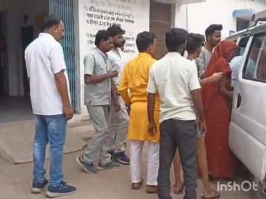 बल्देवगढ़: डारगुवां के पास सड़क हादसे में बाइक सवार तीन युवक गंभीर रूप से हुए घायल, बल्देवगढ़ CHC से जिला चिकित्सालय रेफर