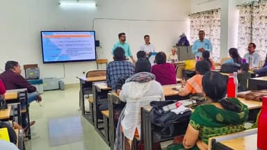 गुना नगर: शासकीय पीजी महाविद्यालय में लोकसभा निर्वाचन के लिए मतदान दलों का प्रथम चरण का प्रशिक्षण है जारी