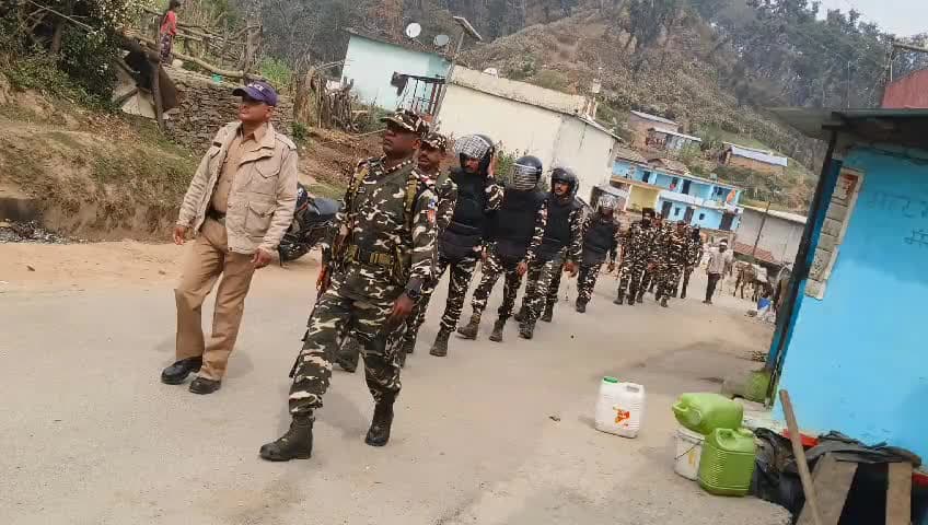 मंच: लोकसभा चुनाव को शांतिपूर्वक संपन्न कराने के लिए सीमांत तामली में अर्ध सैनिक और पुलिस ने फ्लैग मार्च निकाला