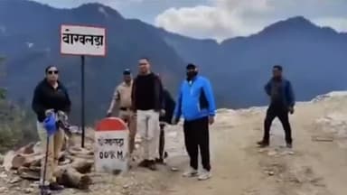 शामा: जिलाधिकारी बागेश्वर अनुराधा पाल आठ किमी पैदल चलकर अंतिम गांव बोरबलड़ा पहुंची गांव में समस्याओं का अम्बार लगा मिला