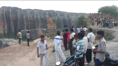 सासाराम: बांसा खनन क्षेत्र में नहाने के दौरान एक युवक का डूबने से मौत, शव निकालने में प्रशासन असफल, एनडीआरएफ की कर रही इंतजार