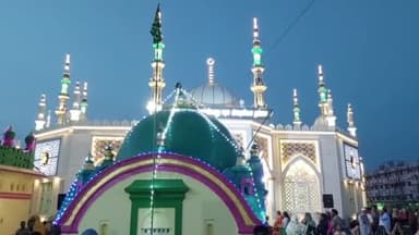 பண்ருட்டி: பண்ருட்டி  காந்திரோடு பகுதியில் உள்ள பள்ளிவாசலில் தேமுதிக வேட்பாளருக்கு முன்னாள் அமைச்சர் எம்சி.சம்பத் தீவிர வாக்கு சேகரிப்பில் ஈடுபட்டார்