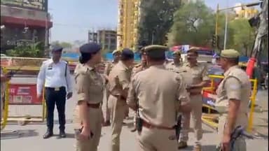 गाज़ियाबाद: प्रधानमंत्री नरेंद्र मोदी के रोड शो को लेकर चौधरी मोड़ पर पुलिस अधिकारियों के द्वारा किया गया निरीक्षण