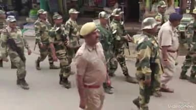 रानीवाड़ा: लोकसभा चुनाव को लेकर रानीवाड़ा में पुलिस अधिकारी एवं बीएसएफ के जवानों ने निकाला फ्लैग मार्च