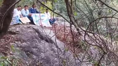 दुग नाकुरी: आगामी लोकसभा चुनाव में शतप्रतिशत मतदान हो इसके लिए स्वीप टीम सूदूरवर्ती बीथी पन्याती बूथ पर पहुंची मतदाताओं को दिलाई सपथ