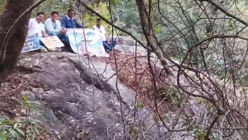 दुग नाकुरी: आगामी लोकसभा चुनाव में शतप्रतिशत मतदान हो इसके लिए स्वीप टीम सूदूरवर्ती बीथी पन्याती बूथ पर पहुंची मतदाताओं को दिलाई सपथ