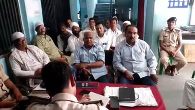 एकंगरसराय: @#शुक्रवार को एकंगर सराय थाना परिसर में एकंगरसराय थाना अध्यक्ष अखिलेश कुमार झा के द्वारा शांति समिति की बैठक की गई।