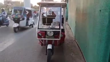 कानपुर: गुरुदेव पैलेस चौराहे पर दबंगों ने ई रिक्शा चालक को पीटा, ई रिक्शा में की तोड़फोड़