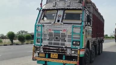 भरथना: महेवा चौकी पुलिस ने NH19 पर फर्जी नंबर प्लेट लगाकर आलू लाद कर ले जा रहे ट्रक चोरी की सूचना पर पकङा