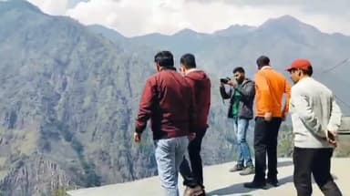 पुरोला: DM-SP ने पुरोला विधानसभा में सुदूरवर्ती मतदान केन्द्रों की व्यवस्थाओं को परखा